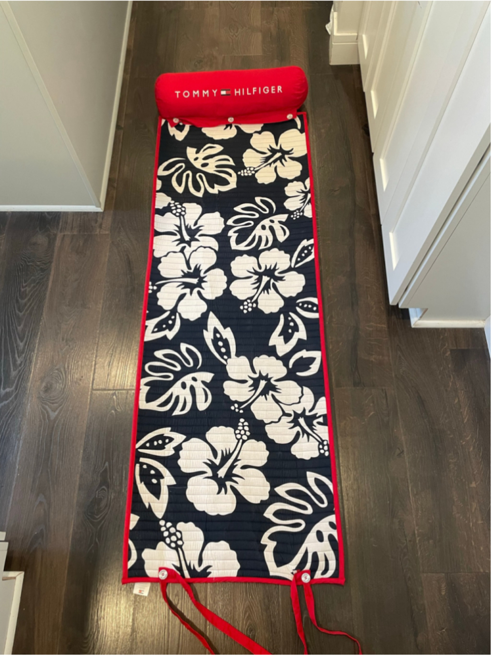 TOMMY HILFIGER Vtg Hibiscus Surfer Roll up Beach Pool Sun Mat Carrying Strap Pad